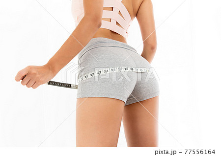 メジャーでヒップをはかる女性 77556164