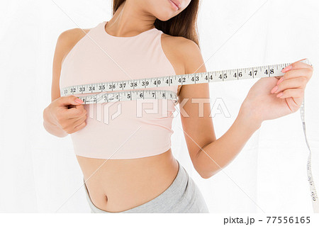 メジャーでバストをはかる女性 77556165