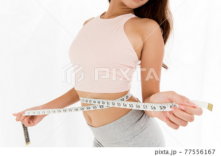 メジャーでウエストをはかる女性 77556167
