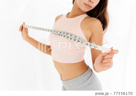 メジャーでバストをはかる女性 メジャーでバストをはかる女性 77556170