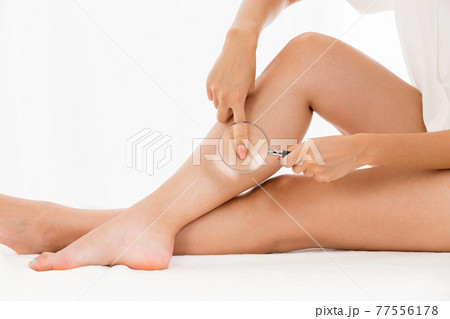 すねを指差す女性 すねを指差す女性 77556178