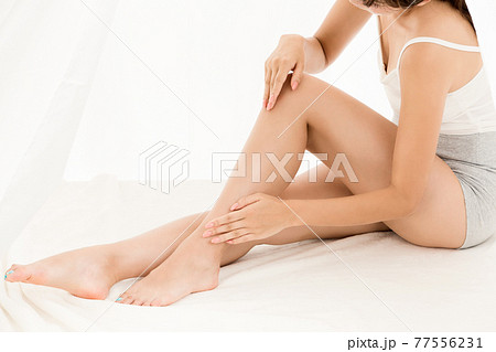 脚をスキンケアする女性 脚をスキンケアする女性 77556231