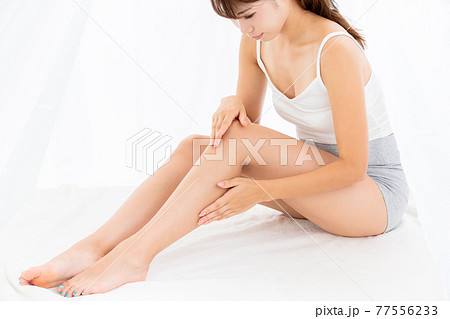 脚をスキンケアする女性 脚をスキンケアする女性 77556233