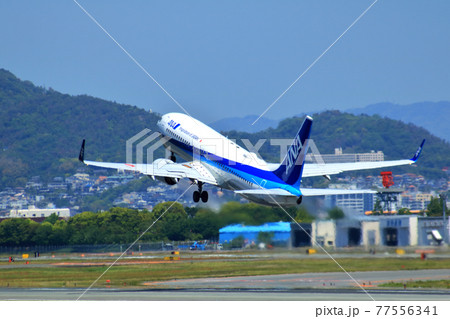 大阪国際空港 Ana 飛行機 離陸 スカイパークの写真素材