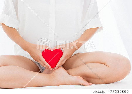 ハートを持つ女性 77556366