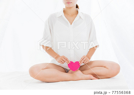 ハートを持つ女性 77556368