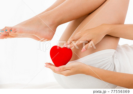 ハートを持つ女性 77556369