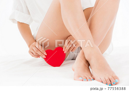 ハートを持つ女性 ハートを持つ女性 77556388