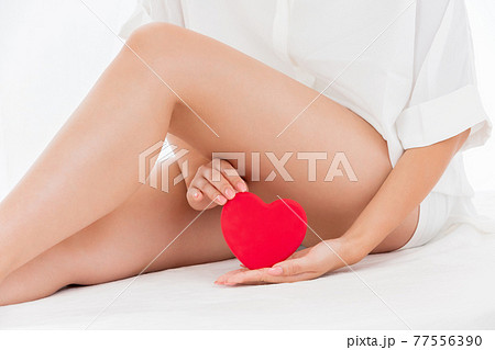 ハートを持つ女性 77556390