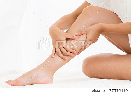 脹脛をマッサージする女性 77556410