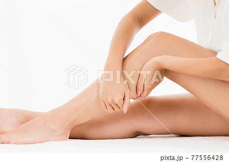 脹脛をマッサージする女性 77556428