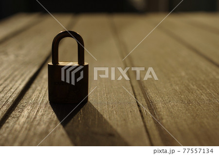 夕日に照らされる鍵 77557134