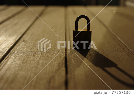 夕日に照らされる鍵 夕日に照らされる鍵 77557136