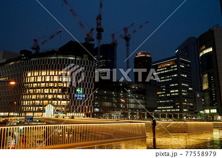 雨の大阪梅田の夜景・阪急阪神連絡デッキ、梅田新歩道橋　2020年 77558979