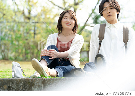 大学生の男女 大学生の男女 77559778