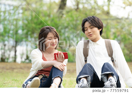 大学生の男女 77559791
