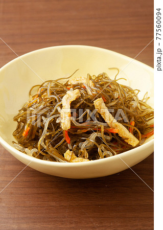 切り昆布の煮物 77560094