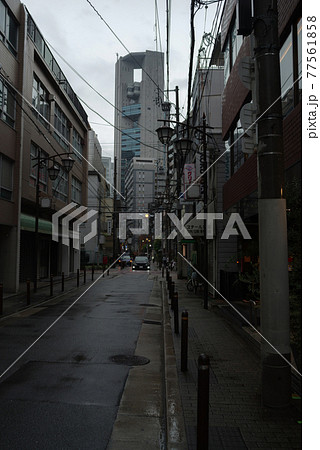 大阪西天満・老松通、雨の夕暮れの風景 大阪西天満・老松通、雨の夕暮れの風景 77561858