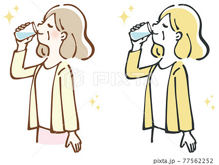 コップで水を飲む中年女性　イラスト 77562252
