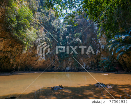 ジャングルの中のラグーン (ライレイ、クラビ県、タイ王国) 77562932