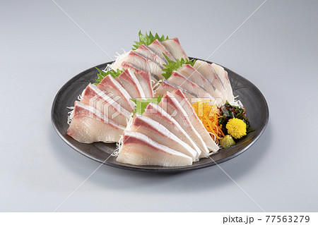 大皿に盛ったハマチの刺身 大皿に盛ったハマチの刺身 77563279
