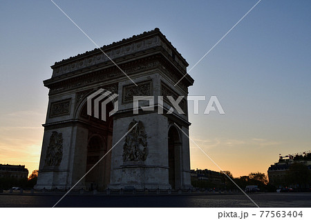 フランス・パリ、朝焼けの中の凱旋門、2021年4月23日撮影 77563404