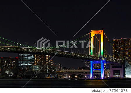 東京都/ 豊洲ぐるり公園付近から見たライトアップされたレインボーブリッジ（七色・レインボーカラー） 77564078