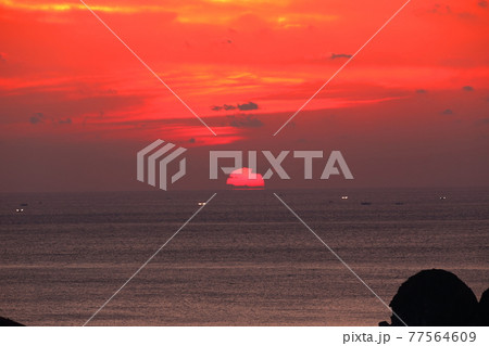 海 夕焼け 灯台 77564609