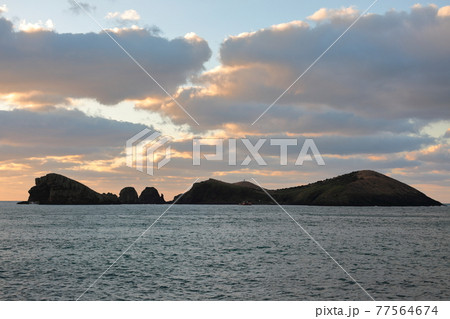 海 夕焼け 灯台 77564674