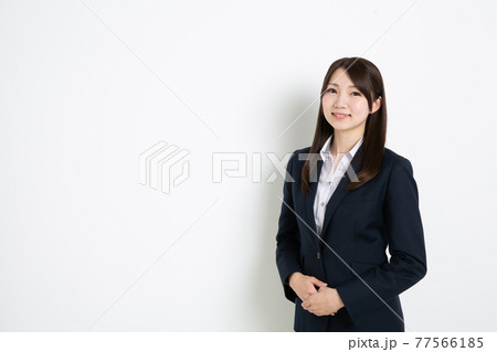 両手を前に添えて笑っているビジネスウーマン(コピースペース) 両手を前に添えて笑っているビジネスウーマン(コピースペース) 77566185