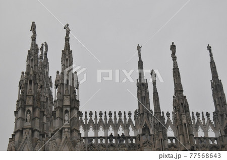 イタリア、ミラノ、ドゥオモの屋上テラスの尖塔 77568643