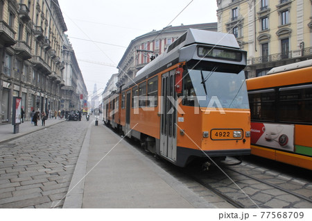 イタリア、ミラノ、ダンテ通りのトラム（路面電車） 77568709