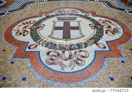 イタリア、ミラノ、ヴィットリオ・エマヌエーレ2世のガッレリア、ミラノの紋章のモザイク 77568723