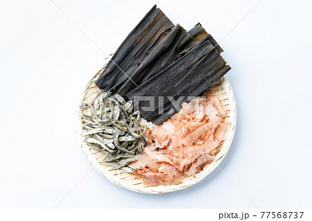 出汁の素材　煮干し　かつお節　乾燥昆布　白背景 77568737