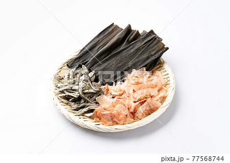 出汁の素材 煮干し かつお節 乾燥昆布 白背景 出汁の素材 煮干し かつお節 乾燥昆布 白背景 77568744