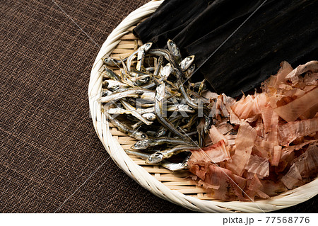 出汁の素材 煮干し かつお節 乾燥昆布 出汁の素材 煮干し かつお節 乾燥昆布 77568776
