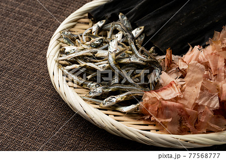 出汁の素材 煮干し かつお節 乾燥昆布 出汁の素材 煮干し かつお節 乾燥昆布 77568777