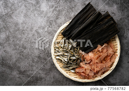 出汁の素材 煮干し かつお節 乾燥昆布 出汁の素材 煮干し かつお節 乾燥昆布 77568782