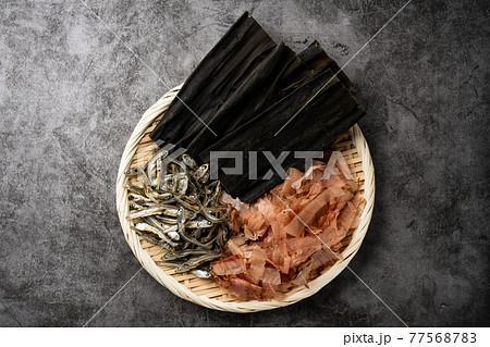 出汁の素材 煮干し かつお節 乾燥昆布 出汁の素材 煮干し かつお節 乾燥昆布 77568783