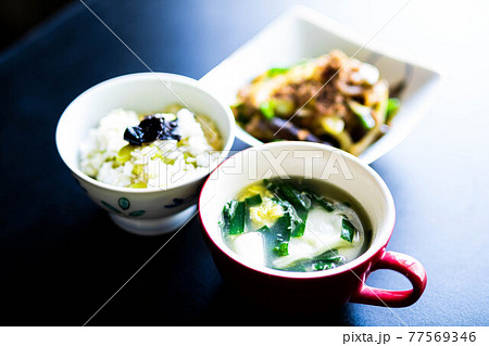 ランチは中華スープと挽肉の野菜炒め 77569346