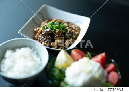 ピリ辛麻婆豆腐が食欲をそそる晩ご飯 ピリ辛麻婆豆腐が食欲をそそる晩ご飯 77569354