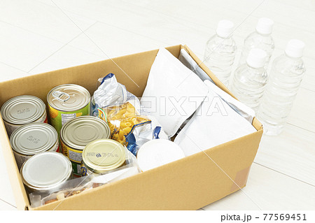 ダンボールに保管された非常食 77569451