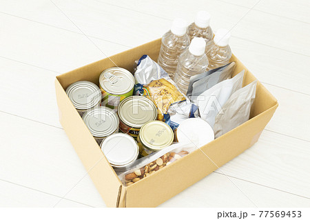 ダンボールに保管された非常食 77569453