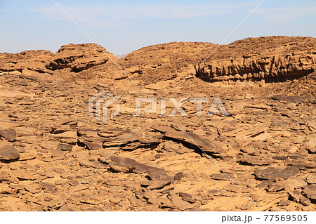 サウジアラビア、砂漠の中、他の惑星のような景色が永遠と広がる 77569505