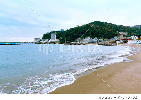 【静岡】冬の熱海サンビーチ　曇天と波打ち際 77570702