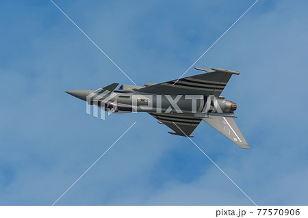 イギリス空軍タイフーンFGR4戦闘機背面飛行 77570906