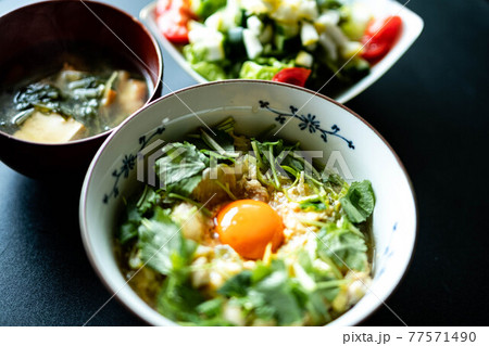 汁だくの親子丼と野菜サラダでバランスの良い食事をとる 77571490