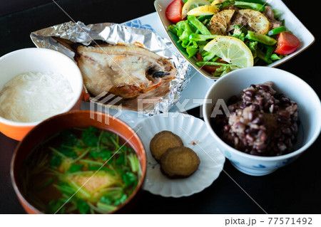 のどぐろの焼き魚定食でバランスの取れた朝食をとる 77571492