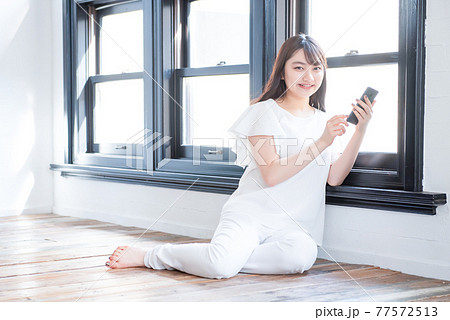若い女性 スマホ 若い女性 スマホ 77572513