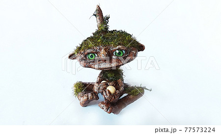 豆を拾って眺める鬼の赤ちゃん 77573224